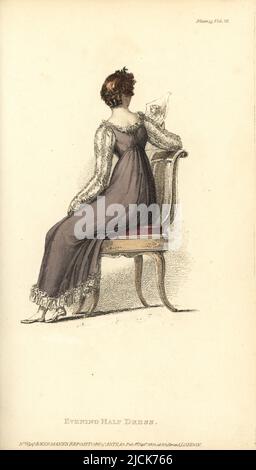 Regency femme regardant une gravure, assise sur une chaise. Demi-robe du soir : grenouille unie avec filet de sarsnet italien à rayures dos, bouillette en dentelle blonde, manches en satin blanc, cheveux en boucles courtes pleines derrière. 12, tôle 15, 1 septembre 1814. Gravure sur plaque de coperplate de couleur main par Thomas Uwins de Rudolph Ackermann's Repository of Arts, Strand, Londres. Banque D'Images