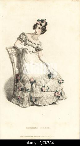 Régence dame en robe de soirée assis sur une chaise à une fête. Robe ronde de filet d'Urlings sur un slip en satin, des roulaus de zéphyrine et des fleurs, bodyce à coupe basse, des cheveux de style français avec une guirlande de roses. Miss Pierpoint, 9, rue Henrietta, Covent Garden. 10, tôle 11, 1 août 1820. Gravure sur plaque de coperplate de couleur main par Thomas Uwins de Rudolph Ackermann's Repository of Arts, Strand, Londres. Banque D'Images