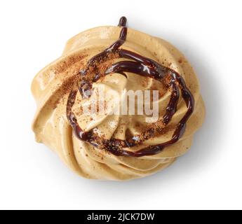 bol de caramel fouetté et de mousse au café, dessert à la crème décoré de sauce au chocolat isolée sur fond blanc, vue du dessus Banque D'Images