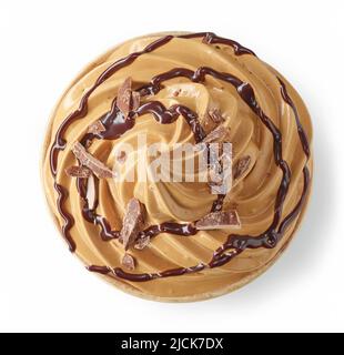 bol de caramel fouetté et de mousse au café, dessert à la crème décoré de chocolat isolé sur fond blanc, vue du dessus Banque D'Images