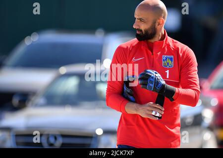 Westerlo, Belgique. 14th juin 2022. Sinan Bolat, gardien de but de Westerlo, qui arrive pour une session d'entraînement avant la saison 2022-2023, de l'équipe belge de football de première division KVC Westerlo, mardi 14 juin 2022 à Bruges. BELGA PHOTO LUC CLAESSEN crédit: Belga News Agency/Alay Live News Banque D'Images