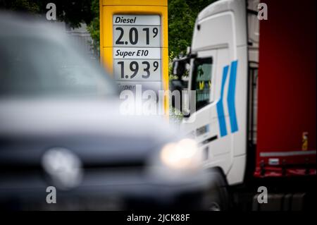 Hambourg, Allemagne. 14th juin 2022. Les prix des carburants sont visibles sur l'écran d'une station-service, et les voitures et les camions se trouvent devant elle. Credit: Daniel Reinhardt/dpa/Alay Live News Banque D'Images