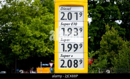 Hambourg, Allemagne. 14th juin 2022. Les prix des carburants peuvent être affichés sur l'écran d'une station-service. Credit: Daniel Reinhardt/dpa/Alay Live News Banque D'Images