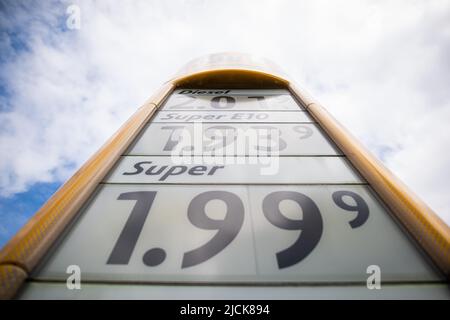 Hambourg, Allemagne. 14th juin 2022. Les prix des carburants peuvent être affichés sur l'écran d'une station-service. Credit: Daniel Reinhardt/dpa/Alay Live News Banque D'Images