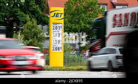 Hambourg, Allemagne. 14th juin 2022. Les prix des carburants sont visibles sur l'écran d'une station-service, et les voitures et les camions se trouvent devant elle. Credit: Daniel Reinhardt/dpa/Alay Live News Banque D'Images