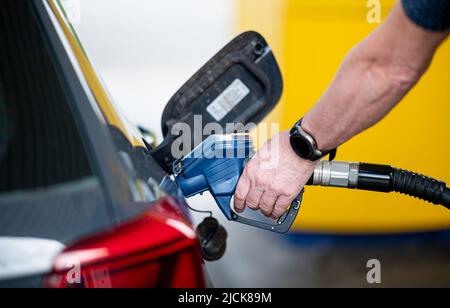 Hambourg, Allemagne. 14th juin 2022. Un homme remplit sa voiture à une station-service. Credit: Daniel Reinhardt/dpa/Alay Live News Banque D'Images