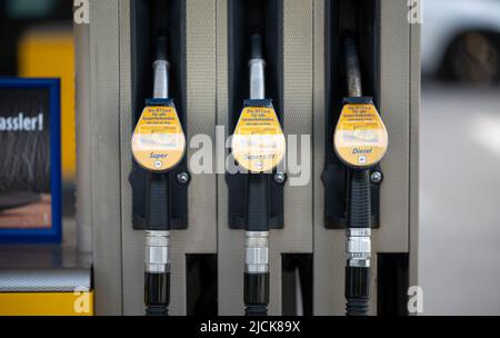 Hambourg, Allemagne. 14th juin 2022. Les étiquettes des différents carburants « Super », « Super E10 » et « diesel » sont visibles sur les buses d'une station-service. Credit: Daniel Reinhardt/dpa/Alay Live News Banque D'Images