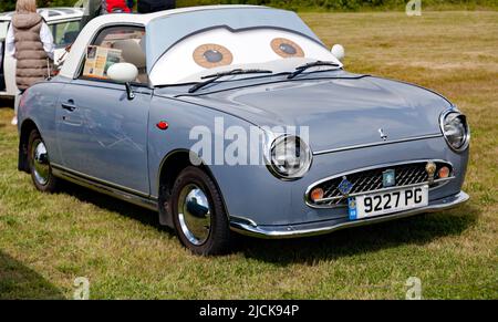 Vue des trois quarts avant d'un Figaro gris et blanc, 1991, exposé au Deal Classic car Show 2022 Banque D'Images