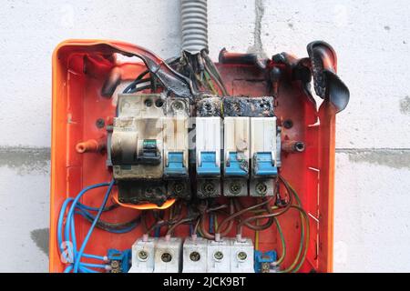 Tableau de commutation brûlé en cas de surcharge ou de court-circuit. Banque D'Images