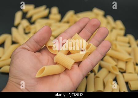 Penne non cuite fraîche brute et pâtes macaroni, cuisine italienne saine Banque D'Images