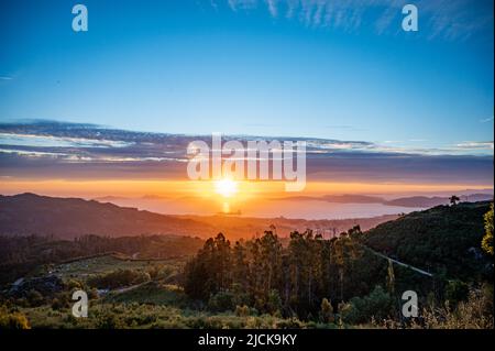 Coucher de soleil sur la côte de Vigo avec les îles Cies en arrière-plan. Banque D'Images