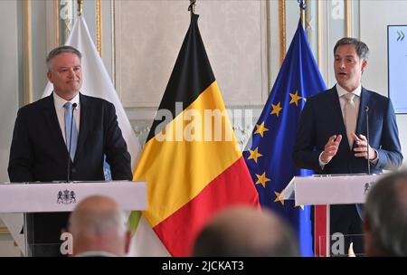 Le secrétaire de l'OCDE (OCDE-OESO), Mathias Cormann, et le Premier ministre Alexander de Croo, ont pris la photo d'un moment de presse de l'OCDE, présentant la nouvelle Etude économique de l'OCDE sur la Belgique, à Bruxelles, le mardi 14 juin 2022. L'étude examine les risques pour la reprise économique de la Belgique découlant de l'inflation croissante, des pressions du côté de l'offre et d'autres conséquences de la guerre en Ukraine. Un chapitre spécial examine comment la Belgique peut améliorer ses politiques en matière d'éducation, d'emploi et de logement afin de promouvoir la mobilité sociale des groupes vulnérables. BELGA PHOTO DIRK WAEM Banque D'Images