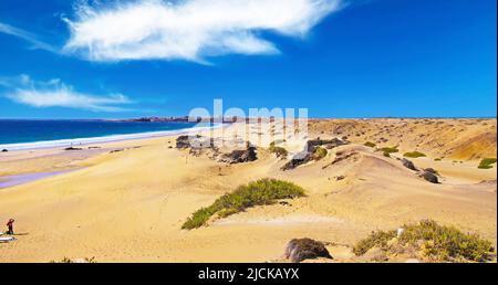 Magnifique paysage de dunes de sable, vide sauvage idyllique déserte plage naturelle (Playa del Algybe), lagon bleu de l'océan atlantique - El Cotillo, NOR Banque D'Images