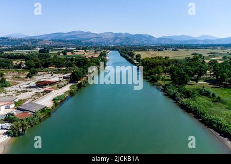 (NOTE DES ÉDITEURS: Image a été créée avec un drone.)embouchure de la rivière Garigliano qui, avec sa longueur de 38km sépare la région du Latium de la Campanie r Banque D'Images