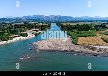 (NOTE DES ÉDITEURS: Image a été créée avec un drone.)embouchure de la rivière Garigliano qui, avec sa longueur de 38km sépare la région du Latium de la Campanie r Banque D'Images
