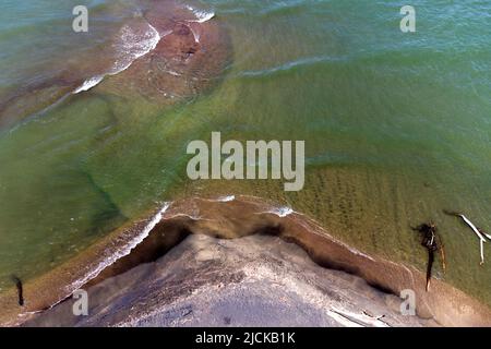 (NOTE DES ÉDITEURS: Image a été créée avec un drone.)embouchure de la rivière Garigliano qui, avec sa longueur de 38km sépare la région du Latium de la Campanie r Banque D'Images