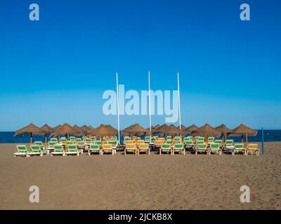 Terrain de hamacs et parasols de plage à Torremolinos Banque D'Images