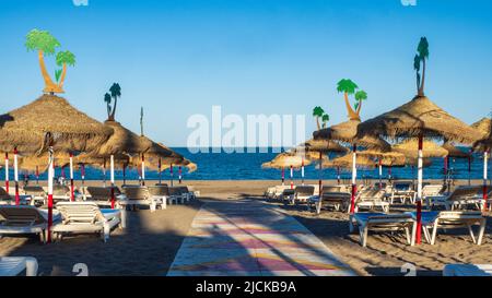 Terrain de hamacs et parasols de plage à Torremolinos Banque D'Images