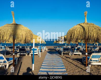 Terrain de hamacs et parasols de plage à Torremolinos Banque D'Images