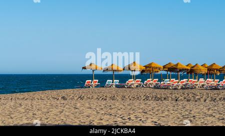 Terrain de hamacs et parasols de plage à Torremolinos Banque D'Images