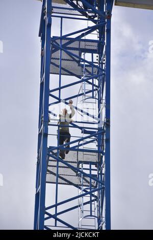 Salford, Royaume-Uni, 14th juin 2022. Un homme a organisé une manifestation au sommet d'une grue depuis le début du 13th juin sur Chapel Street à Salford, dans le Grand Manchester, en Angleterre, au Royaume-Uni. Un homme est photographié sur la grue le matin du 14th juin, vers 10,09 heures, soit environ 29 heures avant la manifestation. Plusieurs banderoles de protestation sont sur la grue. Crédit : Terry Waller/Alay Live News Banque D'Images