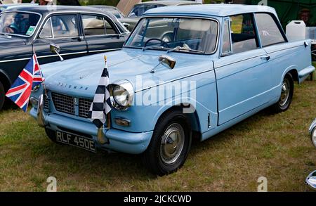 Vue des trois quarts avant d'a Blue, 1967, Triumph Herald, « miss Betsie », exposé au Deal Classic car Show 2022 Banque D'Images