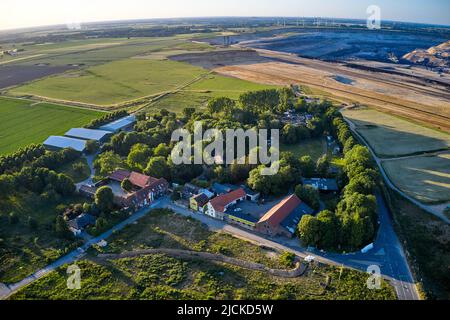 Le village de Lützerath sur Juni 13, 2022 à Lützerath, Allemagne. Lützerath est un hameau de la ville d'Erkelenz en Rhénanie-du-Nord-Westphalie. Le groupe d'approvisionnement en énergie RWE prévoit de démolir complètement Lützerath afin d'agrandir la mine d'opencast de Garzweiler et d'ouvrir la zone pour l'extraction du charbon brun. © Peter Schatz / Alamy Live News Banque D'Images