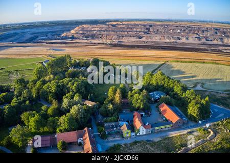 Le village de Lützerath sur Juni 13, 2022 à Lützerath, Allemagne. Lützerath est un hameau de la ville d'Erkelenz en Rhénanie-du-Nord-Westphalie. Le groupe d'approvisionnement en énergie RWE prévoit de démolir complètement Lützerath afin d'agrandir la mine d'opencast de Garzweiler et d'ouvrir la zone pour l'extraction du charbon brun. © Peter Schatz / Alamy Live News Banque D'Images