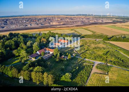 Le village de Lützerath sur Juni 13, 2022 à Lützerath, Allemagne. Lützerath est un hameau de la ville d'Erkelenz en Rhénanie-du-Nord-Westphalie. Le groupe d'approvisionnement en énergie RWE prévoit de démolir complètement Lützerath afin d'agrandir la mine d'opencast de Garzweiler et d'ouvrir la zone pour l'extraction du charbon brun. © Peter Schatz / Alamy Live News Banque D'Images