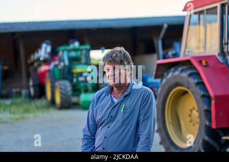 Le dernier fermier local Eckardt Heukamp dans le village de Lützerath sur Juni 13, 2022 à Lützerath, Allemagne. Lützerath est un hameau de la ville d'Erkelenz en Rhénanie-du-Nord-Westphalie. Le groupe d'approvisionnement en énergie RWE prévoit de démolir complètement Lützerath afin d'agrandir la mine d'opencast de Garzweiler et d'ouvrir la zone pour l'extraction du charbon brun. © Peter Schatz / Alamy Live News Banque D'Images