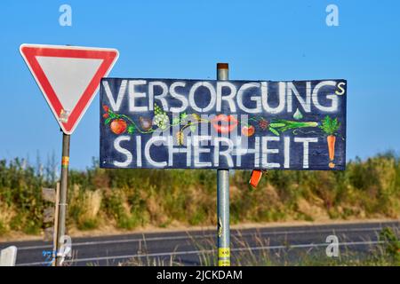 Le village de Lützerath sur Juni 13, 2022 à Lützerath, Allemagne. Lützerath est un hameau de la ville d'Erkelenz en Rhénanie-du-Nord-Westphalie. Le groupe d'approvisionnement en énergie RWE prévoit de démolir complètement Lützerath afin d'agrandir la mine d'opencast de Garzweiler et d'ouvrir la zone pour l'extraction du charbon brun. © Peter Schatz / Alamy Live News Banque D'Images