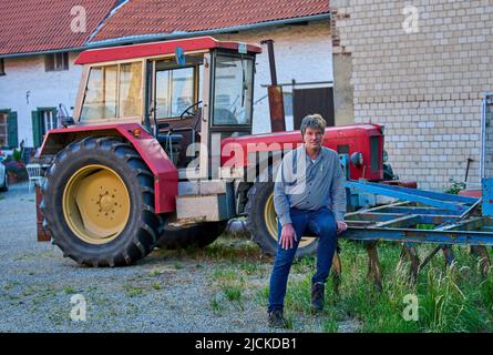 Le dernier fermier local Eckardt Heukamp dans le village de Lützerath sur Juni 13, 2022 à Lützerath, Allemagne. Lützerath est un hameau de la ville d'Erkelenz en Rhénanie-du-Nord-Westphalie. Le groupe d'approvisionnement en énergie RWE prévoit de démolir complètement Lützerath afin d'agrandir la mine d'opencast de Garzweiler et d'ouvrir la zone pour l'extraction du charbon brun. © Peter Schatz / Alamy Live News Banque D'Images