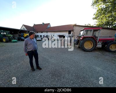 Le dernier fermier local Eckardt Heukamp dans le village de Lützerath sur Juni 13, 2022 à Lützerath, Allemagne. Lützerath est un hameau de la ville d'Erkelenz en Rhénanie-du-Nord-Westphalie. Le groupe d'approvisionnement en énergie RWE prévoit de démolir complètement Lützerath afin d'agrandir la mine d'opencast de Garzweiler et d'ouvrir la zone pour l'extraction du charbon brun. © Peter Schatz / Alamy Live News Banque D'Images