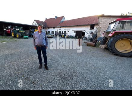 Le dernier fermier local Eckardt Heukamp dans le village de Lützerath sur Juni 13, 2022 à Lützerath, Allemagne. Lützerath est un hameau de la ville d'Erkelenz en Rhénanie-du-Nord-Westphalie. Le groupe d'approvisionnement en énergie RWE prévoit de démolir complètement Lützerath afin d'agrandir la mine d'opencast de Garzweiler et d'ouvrir la zone pour l'extraction du charbon brun. © Peter Schatz / Alamy Live News Banque D'Images