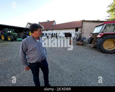 Le dernier fermier local Eckardt Heukamp dans le village de Lützerath sur Juni 13, 2022 à Lützerath, Allemagne. Lützerath est un hameau de la ville d'Erkelenz en Rhénanie-du-Nord-Westphalie. Le groupe d'approvisionnement en énergie RWE prévoit de démolir complètement Lützerath afin d'agrandir la mine d'opencast de Garzweiler et d'ouvrir la zone pour l'extraction du charbon brun. © Peter Schatz / Alamy Live News Banque D'Images