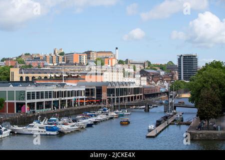 Le port de Bristol, connu sous le nom de port flottant, vu d'en haut avec des bars, des restaurants et des bateaux amarrés sous le soleil d'été Banque D'Images