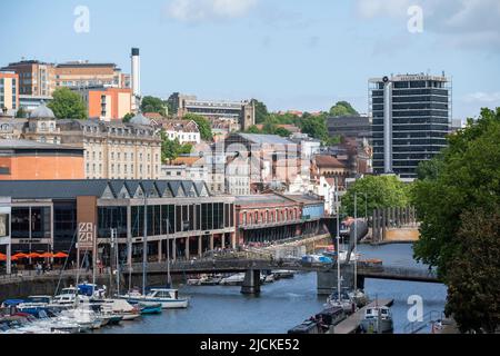 Le port de Bristol, connu sous le nom de port flottant, vu d'en haut avec des bars, des restaurants et des bateaux amarrés sous le soleil d'été Banque D'Images