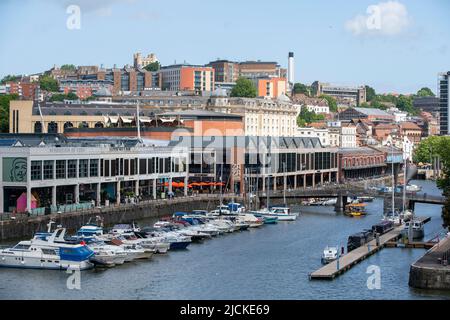 Le port de Bristol, connu sous le nom de port flottant, vu d'en haut avec des bars, des restaurants et des bateaux amarrés sous le soleil d'été Banque D'Images