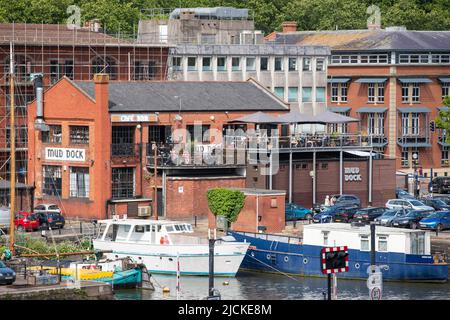 Le café-restaurant et la boutique de vélos de Mud Dock dans le quartier du port de Bristol lors d'une journée d'été ensoleillée. Banque D'Images