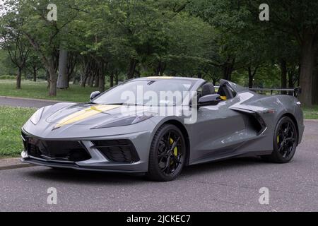 Une Corvette Stingray 2022 édition C8-R de Chevrolet garée au parc Flushing Meadows Corona à Queens, New York. Banque D'Images