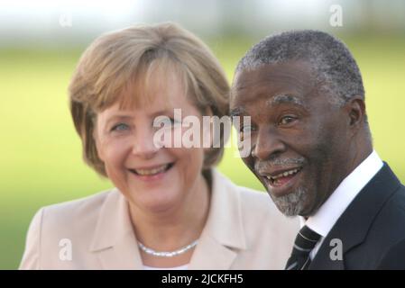 ARCHIVE PHOTO: Thabo MBEKI fête son anniversaire de 80th sur 17 juin 2022, Angela MERKEL, Allemagne, Chancelière fédérale, CDU, politicien, portrait, en conversation avec Thabo Mvuyelwa MBEKI, Président de l'Afrique du Sud, portrait, portrait en demi-longueur G8 sommet à Heiligendamm, 08,06. 2007 Banque D'Images