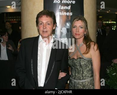 Neuss, Allemagne. 28th mai 2005. ARCHIVE PHOTO: Le musicien Paul McCartney a 80 ans sur 18 juin 2022, 15SN MCCAR2805VM.jpg Paul McCartney, GB, chanteur, Musicien, Beatles, avec sa femme Heather MILLS-McCartney, GB, demi-longueur, paysage, 05/28/2005. Credit: dpa/Alay Live News Banque D'Images