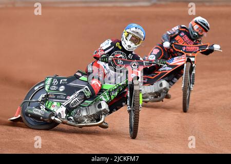 MANCHESTER, ROYAUME-UNI. 13th JUIN Charles Wright de Belle vue 'ATPI' Aces dirige Luke Becker de Wolverhampton Wolves lors du match SGB Premiership entre Belle vue Aces et Wolverhampton Wolves au National Speedway Stadium, Manchester, le lundi 13th juin 2022. (Credit: Eddie Garvey | MI News) Credit: MI News & Sport /Alay Live News Banque D'Images