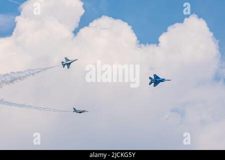 Singapour - 11 août: RSAF fête ses 50 ans avec un salon aérien sur Marina barrage à Singapour Banque D'Images