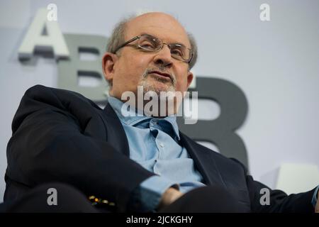 PHOTO D'ARCHIVE: Salman RUSHDIE aura 75 ans sur 19 juin 2022, Salman RUSHDIE, auteur, lors de l'émission de télévision "The Blue Sofa" sur 12 octobre 2017, Foire du livre de Francfort 2017 de 11 octobre. - 15.10.2017 à Francfort-sur-le-main / Allemagne. Euh Banque D'Images