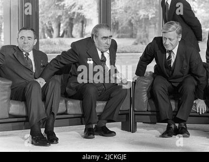 PHOTO D'ARCHIVE: Il y a 45 ans, sur 16 juin 1977, Leonid Brejnev devint président de la FSESP, de gauche à droite le ministre soviétique des Affaires étrangères Andrei GROMYKO, le chef de l'Etat de l'URSS Leonid BRESCHNEW et le chancelier fédéral Helmut SCHMIDT, SPD, assis sur un canapé, photo debout, Brejnev se penchait sur la cuisse de Gromyko lors de la visite d'État de Brejnev à Bonn, 4 mai 1978. ÃÂ Banque D'Images