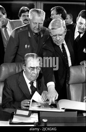 ARCHIVE PHOTO: Il y a 45 ans, sur 16 juin 1977, Leonid Brejnev est devenu président de la FSESP, politique, Brejnev visite Bonn, Leonid BRESCHNEW (Union soviétique) feuilles à travers l'album photo, Behind et Helmut SCHMIDT, HF Banque D'Images