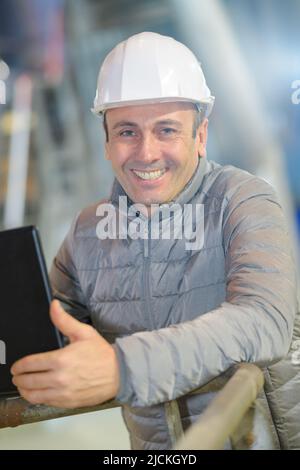 homme dans un casque travaillant avec un ordinateur portable Banque D'Images