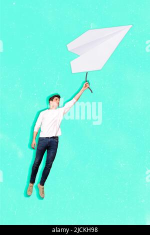 Portrait de collage composite vertical de personne main tenir grand avion de papier vol isolé sur fond sarcelle Banque D'Images