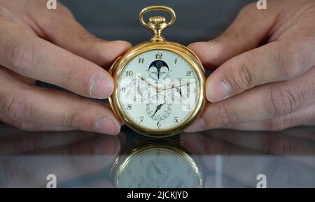 Bonhams, New Bond Street, Londres, Royaume-Uni. 14 juin 2022. La vente des montres Bonhams Fine a lieu le 15 juin image: Patek Philippe. Une très fine et très rare 18K or sans clé vent ouvert visage minute répétition perpétuelle calendrier montre de poche avec phase de lune et indication de 24 heures, acheté Jan 2001, estimation de £80 000-120 000. Crédit : Malcolm Park/Alay Live News. Banque D'Images